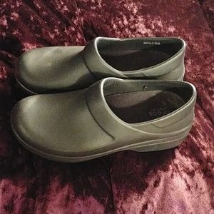CROCS (Women's Size 8)
